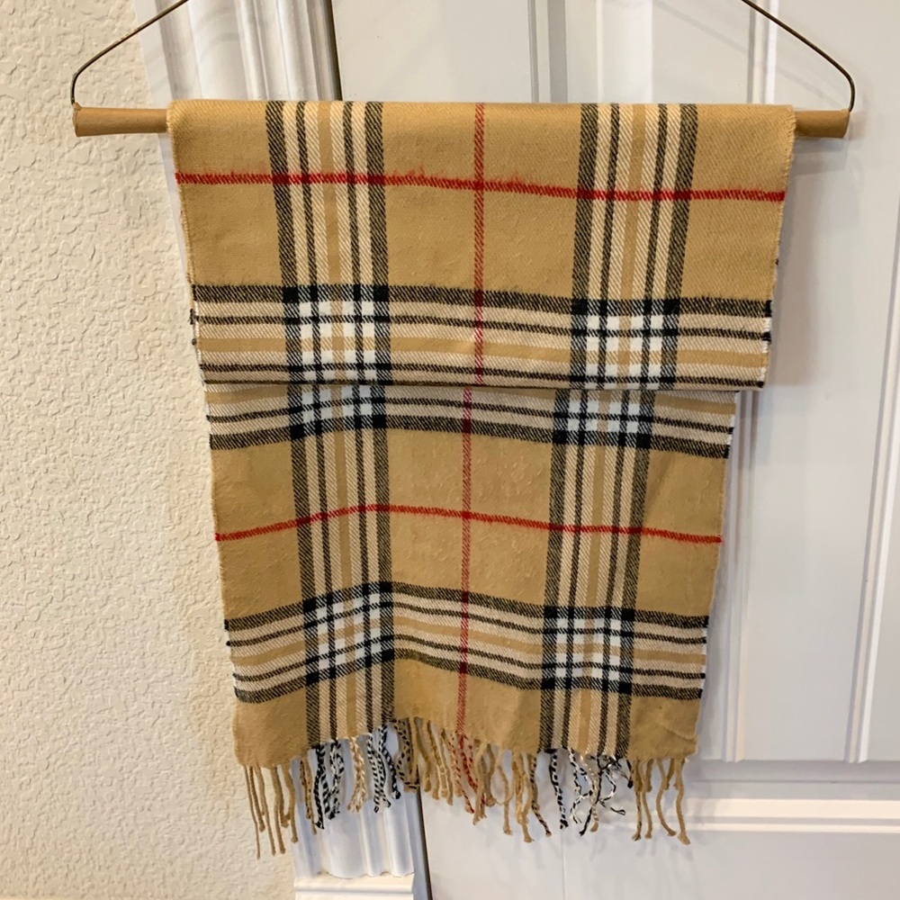 Brown neck scarf similar to Burberry print.